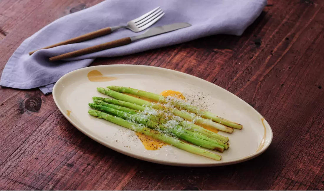 Gegrillter Spargel mit Parmesan